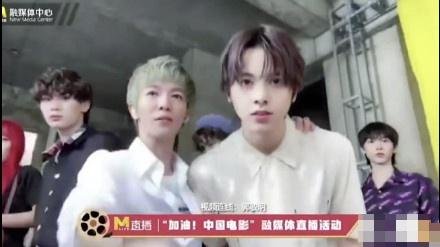 郭敬明接受央视直播采访的时候，被谁抢镜了？