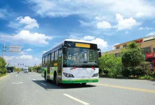 二年级下册看图写话有两个小朋友在公交车上玩要打闹，车上的乘客对他们说些什么？