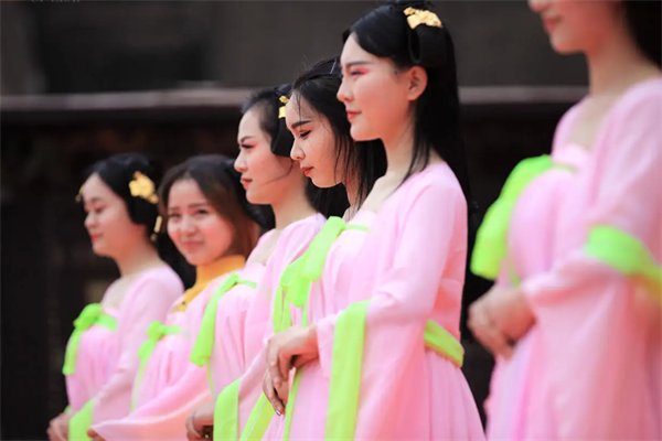 沈阳一名校毕业姑娘不当白领当群演，这位姑娘为何会选择这份职业？