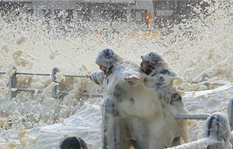 南非巨浪竟被强风吹成泡沫，这是什么原因造成的？