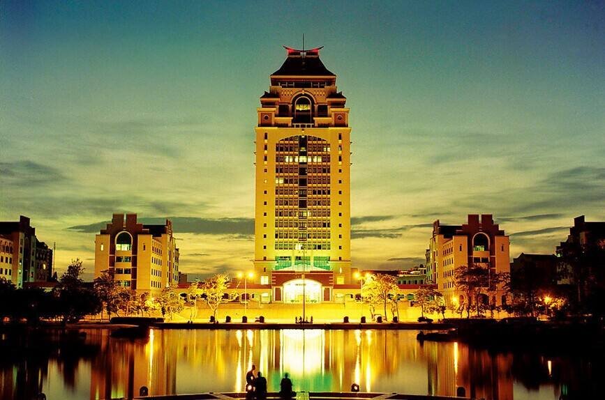 《一起又看流星雨》中艾利斯顿商学院在哪呢？