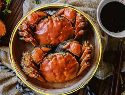 上海大闸蟹价格降一半，如何看待其销量猛增现象？对居民日常消费有何影响？