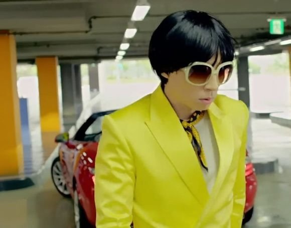 鸟叔的江南style里面穿一身黄色衣服的带帽子戴眼镜那个演员是谁?叫什么名字?