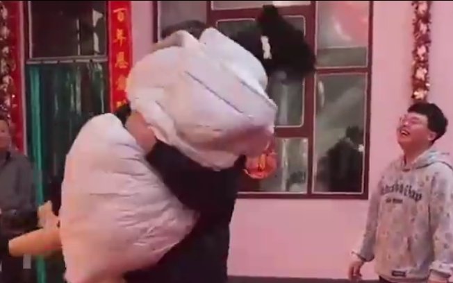 山西姐姐婚后在回门被弟弟一把抱起转圈圈，你如何看待弟弟这一举动？