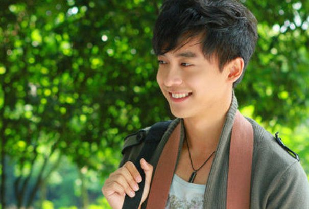 李佳航给儿子看自己出演的第一部影视作品,网友对此有何表示?