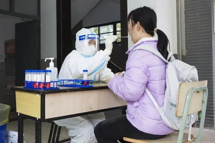 深圳一深圳女子做核酸不张嘴，此女子为何会这么做？