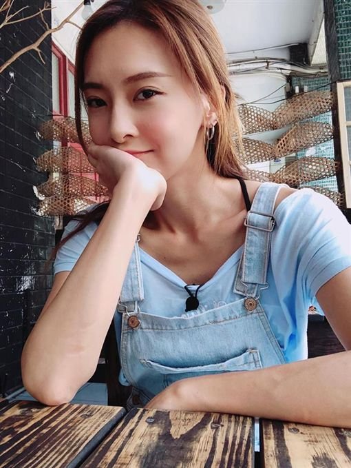 宅男女神终于怀孕,35岁高龄多次求子,枕头下藏有秘密,你怎么看?