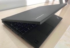 南昌男子在京东网购笔记本电脑屏幕分成两半,京东客服对此是如何回应的?