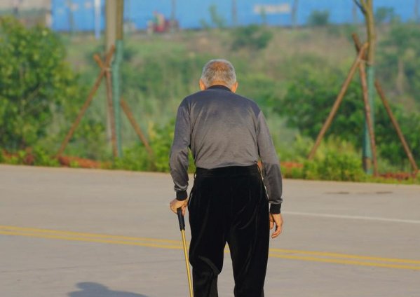 步履阑珊是什么意思？