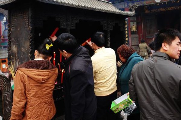 五台山商贩回收香蜡低价售出,这种行为是否构成欺诈?