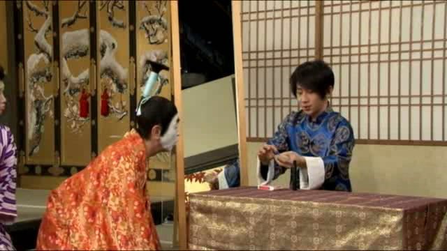 刘谦向“日本天皇”下跪是怎么回事？