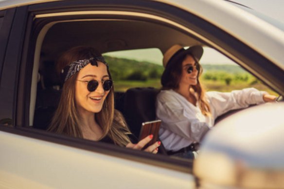 两个女孩子开车细写描写片段是怎样的?