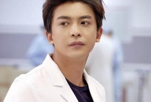 李佳航给儿子看自己出演的第一部影视作品，网友对此有何表示？