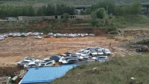 青海爆发洪水！一汽修厂几十辆车被山洪冲走，损失只能自己承担？